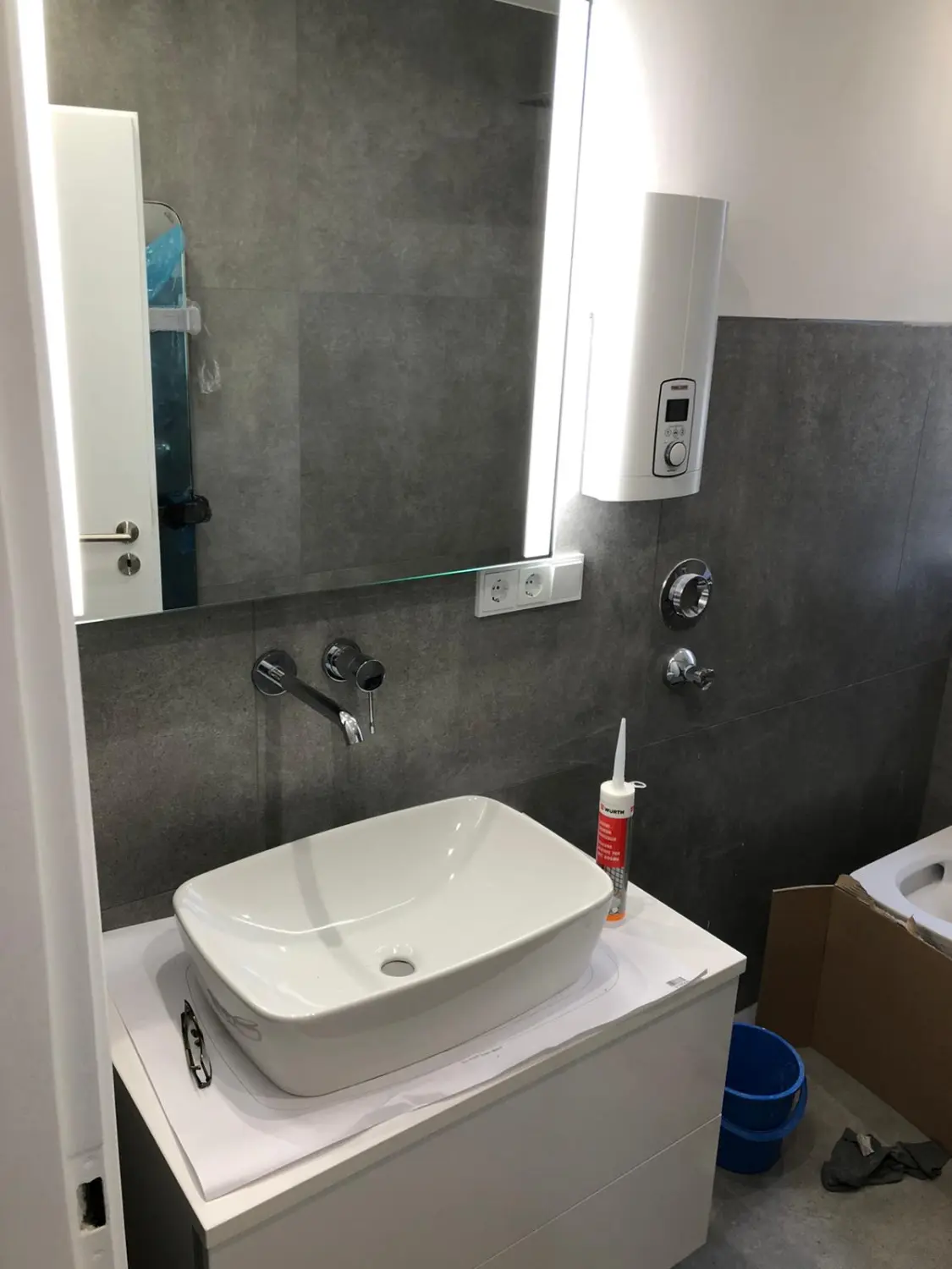 Haustechnik Markovic, Waschbecken und Spiegel im Badezimmer