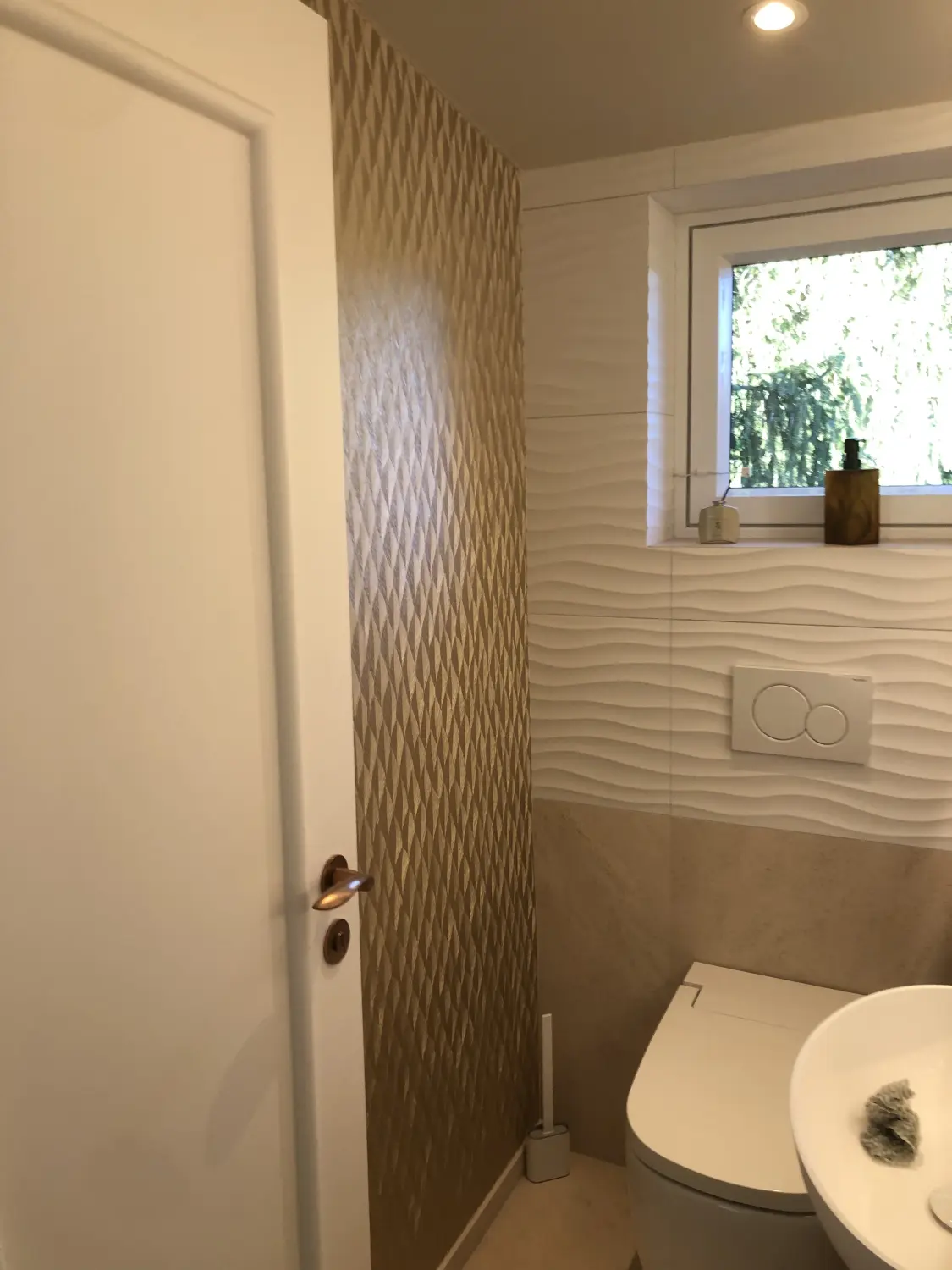 Haustechnik Markovic, Badezimmertür und kleines Fenster über der Toilette